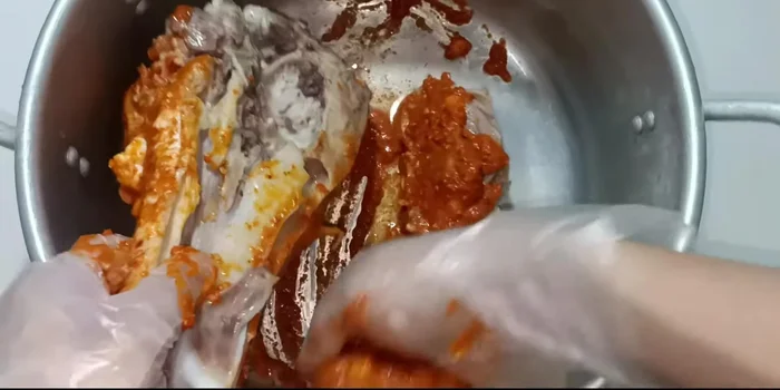 Apply the pureed sauce evenly onto the pig's cheeks.