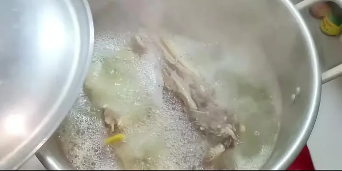 Flip the pig's cheeks and boil for another 15 minutes (total 30 minutes). Turn off the stove and remove the pig's cheeks.