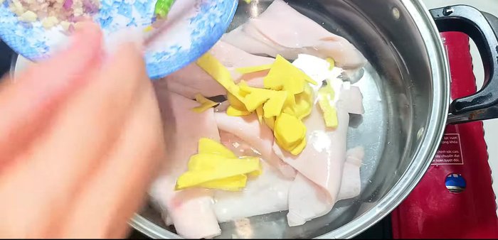 Boil pork skin for 20 minutes, turning occasionally, until cooked evenly. Check for punctures.