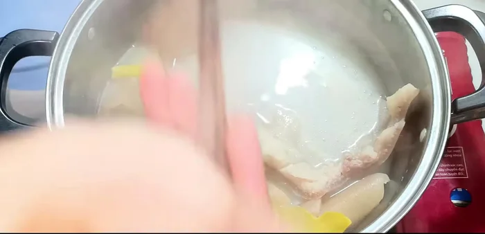 Remove pork skin from water, wash again, remove white fat, and cut into 4-5cm pieces.