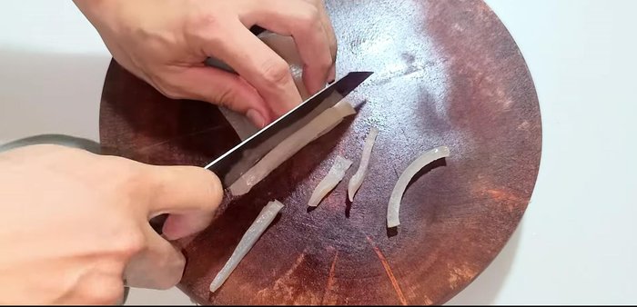Cut the pork skin into bite-sized pieces, not too thick or thin.