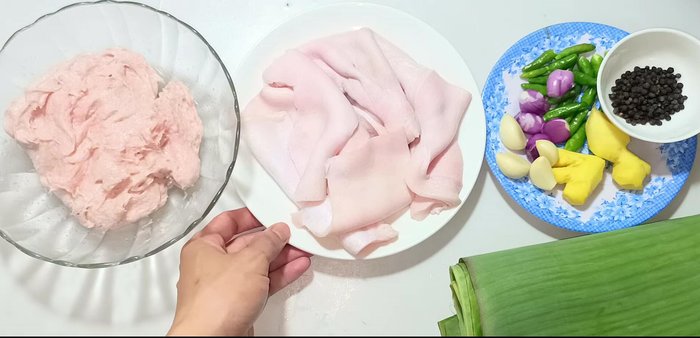 Clean the pork skin by squeezing lemon and salt, then wash and drain.