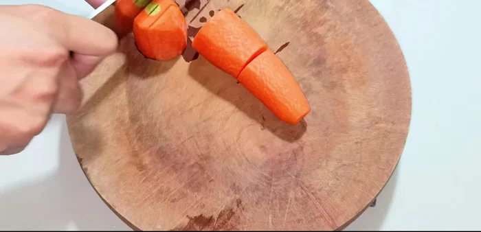 Prepare the other ingredients: Peel and cut the carrots into small pieces. Peel and thinly slice the onion. Soak the onions in ice water to reduce pungency.