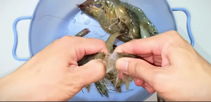 Remove the head and vein from the shrimp. Wash thoroughly.
