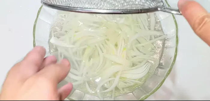 Drain the onions. Combine lotus root, onion, and carrot in a pot, add 100g sugar and 90ml vinegar, and mix well. Let it sit for a while.