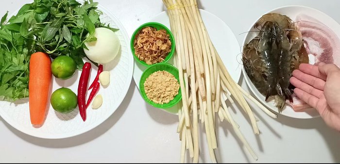 Clean the pork belly by squeezing it with lemon and salt, then wash it again. Cut the lotus root into 4-5cm pieces. Soak it in water to keep it clean and white.