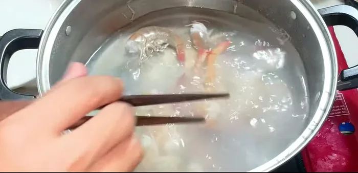 Boil the shrimp for 2 minutes, then soak in ice water to maintain crispness. Cut the boiled pork thinly and soak it in ice water.