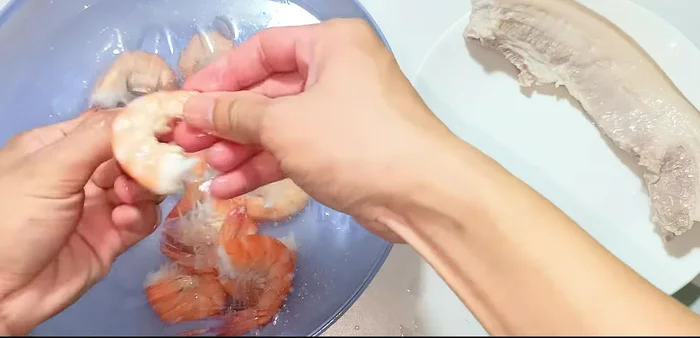 Peel and cut the shrimp. Cut the pork into 1cm pieces.