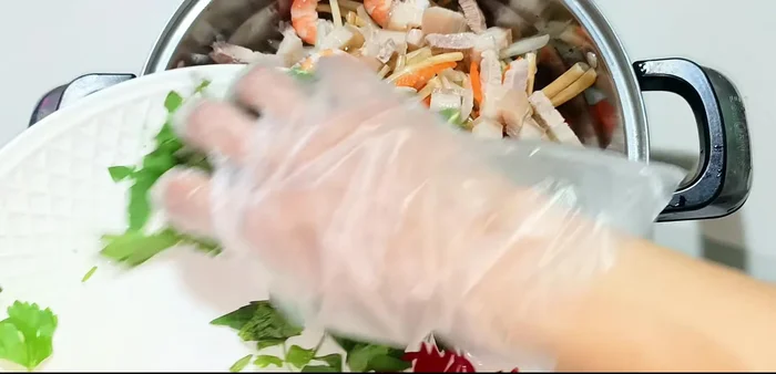 Combine all ingredients (shrimp, pork, coriander, celery, chili peppers) in a bowl. Add the salad sauce and mix well.