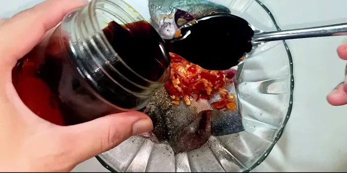 Add 1 1/2 spoons of caramel sauce (recipe in video description). Mix well and marinate for 15-20 minutes.