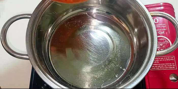 Heat cooking oil in a pot. Add the remaining pureed ingredients and fry until fragrant.