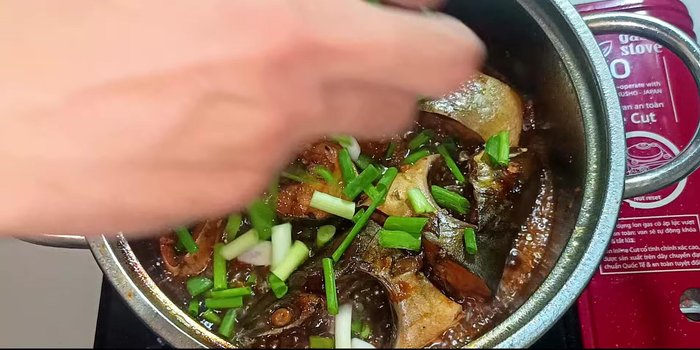 Add green onions and simmer for 1 minute.
