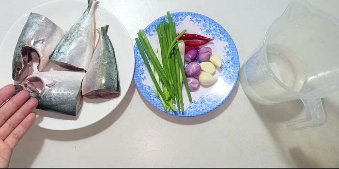 Clean the fish, removing gills and intestines. Wash thoroughly.