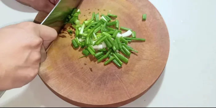 Cut the fish into 2-3 cm pieces. If using a larger fish, cut slightly shorter but not too thin.