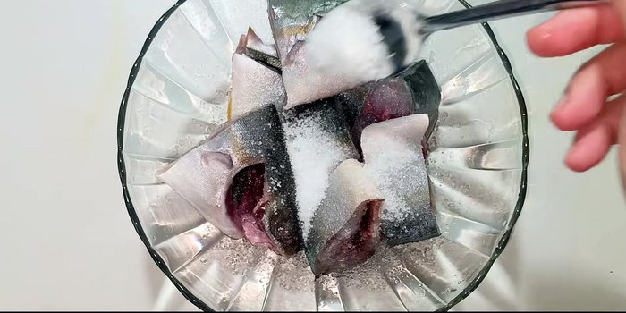 In a bowl, combine the fish with sugar, sweetener, fish sauce, ground pepper, and half of the pureed ingredients.