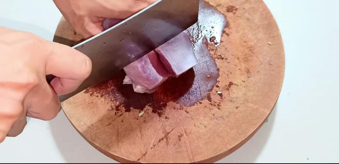 Cut the ham and rat meat into small, even pieces to ensure proper adhesion during steaming.
