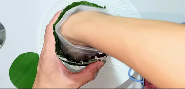 Steam the ham: Steam the ham for 1 hour (40 minutes with the mold and banana leaves, then an additional 20 minutes).