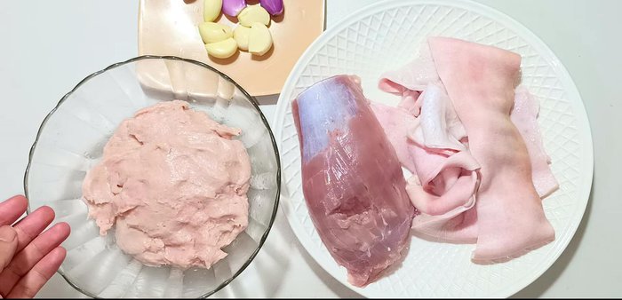 Prepare the ingredients: Wash and clean the pork skin with lemon and salt. Wash the rat meat and garlic.