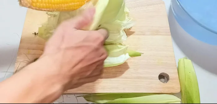 Peel off the corn silk and wash all ingredients thoroughly.
