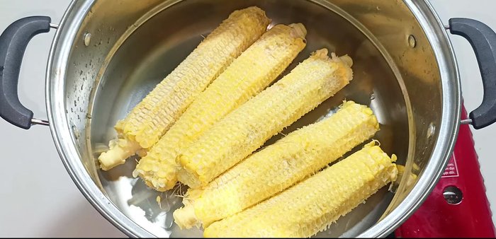 Boil the corn cobs, husks, and silk in 1.5 liters of water for 20 minutes on medium heat.