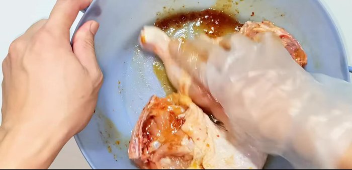 Marinate chicken thighs with the prepared mixture for 20 minutes.
