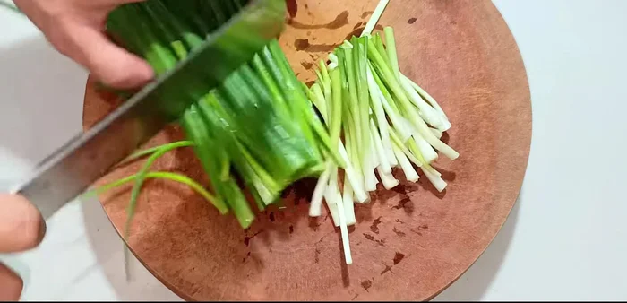 Cut green onions into 6-7cm pieces and shred them.