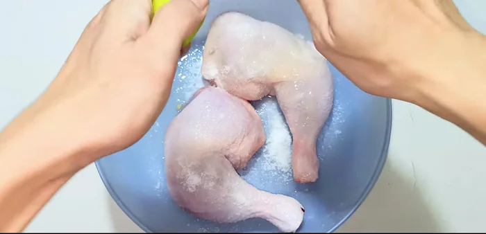 Place chicken thighs in a bowl. Add salt and lemon juice. Rub evenly for 2 minutes to remove odor.