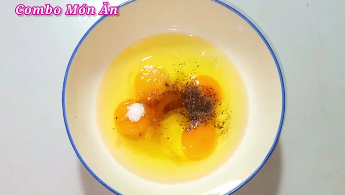 Beat the eggs with chopsticks until fluffy.
