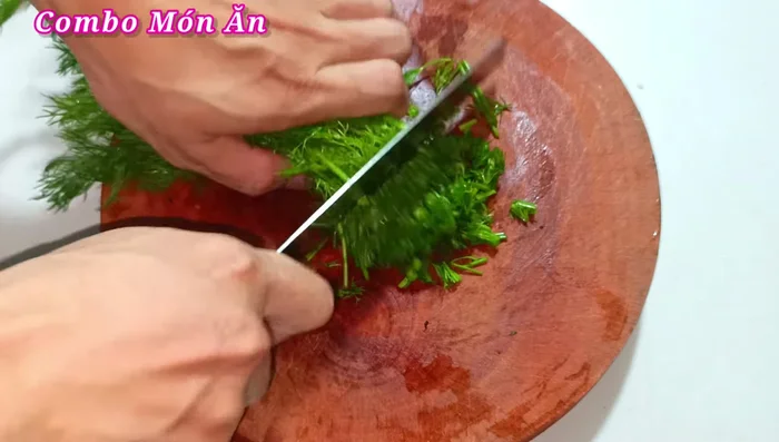 Wash the dill thoroughly and cut off the hard ends. Cut the dill into small pieces.
