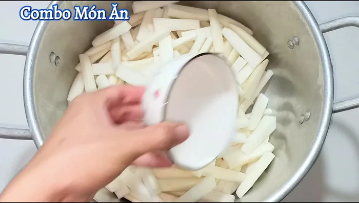 Mix the cut radishes with 150g of sugar. Let it marinate for 4 hours, stirring occasionally to release water and reduce bitterness.