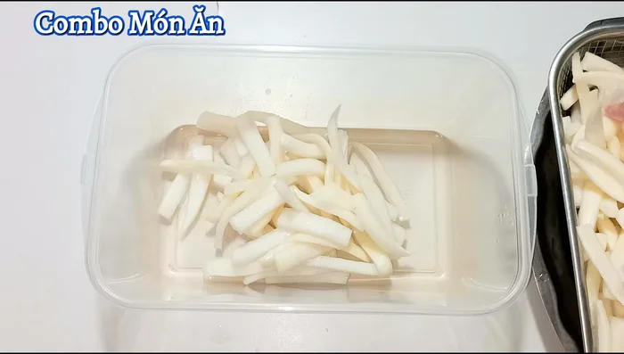 Place the drained radishes in a clean box.