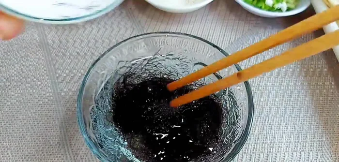 Prepare a bowl of water, soak Toc Tien (or seaweed) for 10 minutes to soften, then wash and set aside.
