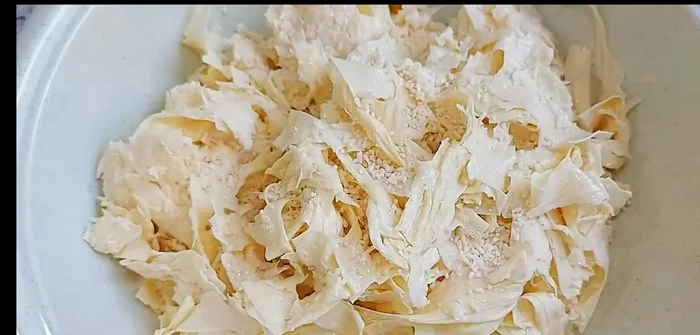In a bowl, mix the Huu Ki with vegetarian seasoning and chopped Hem Chai. Make sure to squeeze all excess water out.