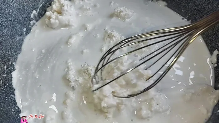 In a pan, mix 50g of rice flour with approximately 70ml of water until smooth. Cook and stir until the dough is soft and sticky.