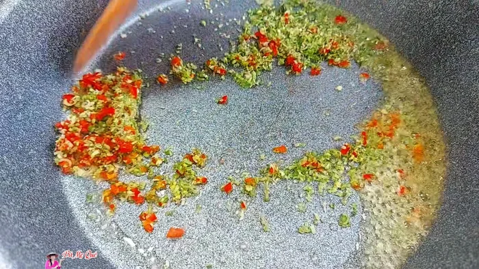 Prepare the lemongrass and chili sauce: Fry lemongrass and chili until fragrant. Add vegetarian fish sauce, chili sauce, sugar, vegetarian seasoning, and water. Stir well.