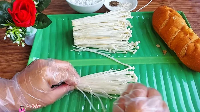 Separate the enoki mushroom fibers using two heart sticks. Pull them lengthwise to create small fibers.