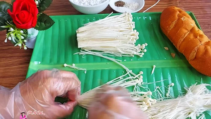 Cut the separated mushroom fibers into pieces and squeeze out excess water.