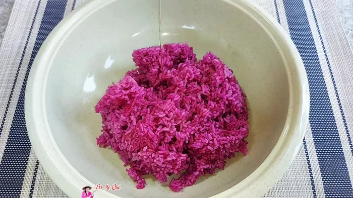 Mix the cooked rice with the stir-fried vegetarian minced meat and sesame oil.