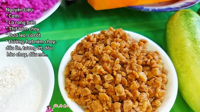 Soak vegetarian minced meat in water until soft, then wash and drain.
