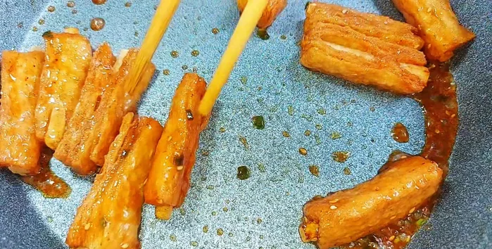 Simmer the sauce until thickened. Add the fried vegetarian ribs and stir until the sauce is dry.