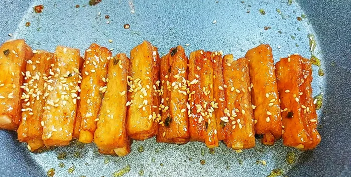 Sprinkle sesame seeds on top. Turn off the heat.