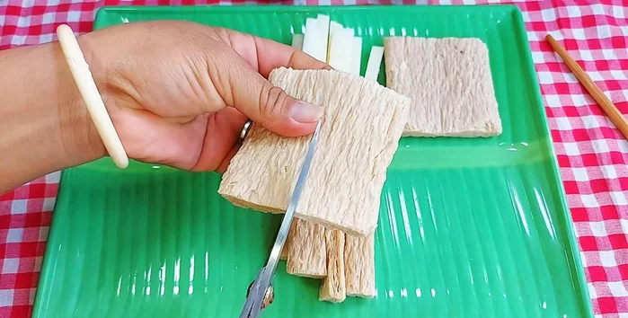 Cut cassava into small sticks. Insert cassava sticks into the vegetarian ribs.