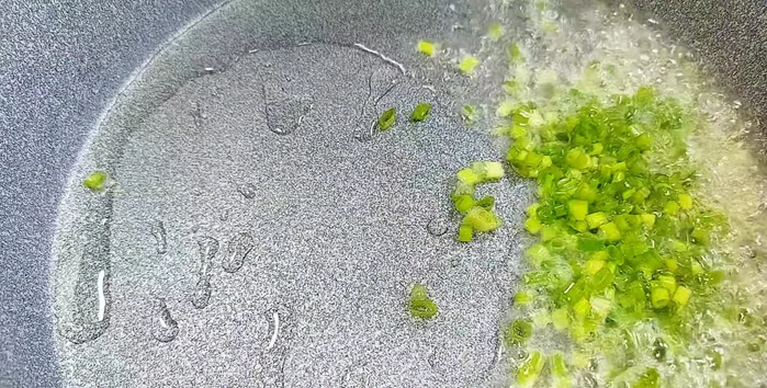 Fry green onions briefly in hot oil to make onion oil. Remove onions, reserving the oil.