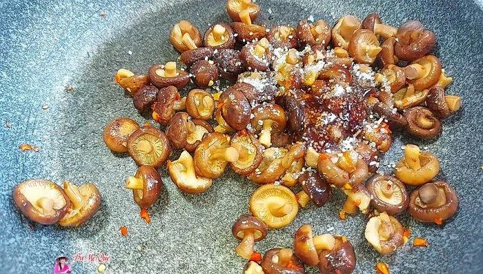 Add sugar, vegetarian seasoning, vegetarian grilled marinade, soy sauce, and a little water. Cook until water is absorbed.