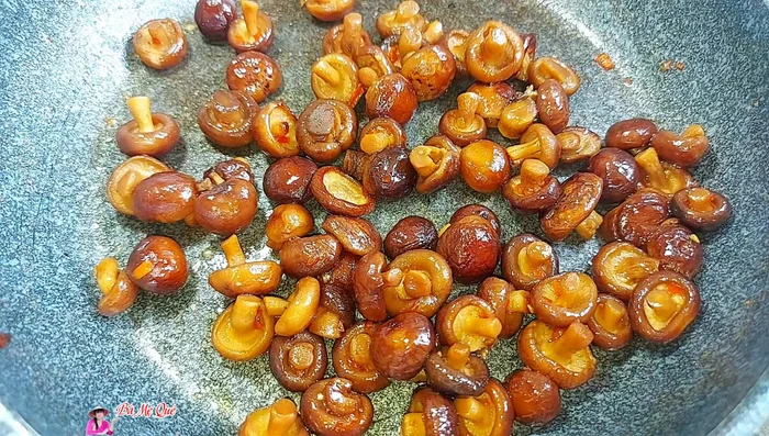 Grill the mushrooms using your preferred method (air fryer at 170°C for 8 minutes, charcoal grill, stone basket, etc.) until slightly dry and fragrant.