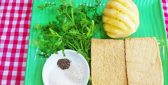 Cut the tofu into small pieces and fry until golden brown.
