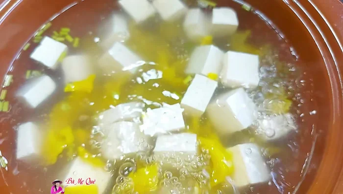 Add some pumpkin pieces to the boiling water and cook for a while.