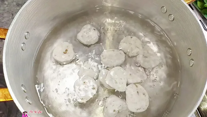 Boil 1 liter of water. Add vegetarian meatballs (cut into bite-sized pieces).