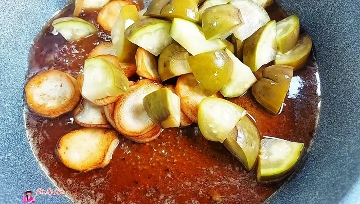 Add the fried mushrooms and pickled watermelon to the sauce. Stew over high heat until the sauce thickens.