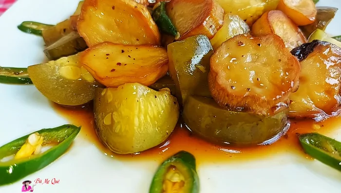 Serve the stew on a plate, pouring the sauce over the top. Enjoy with rice!